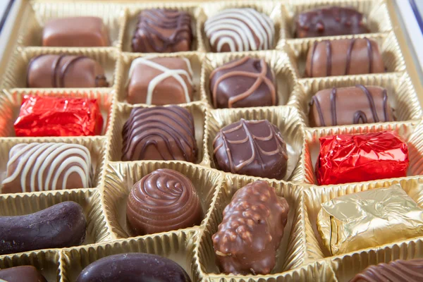 Burk med olika choklad godis — Stockfoto