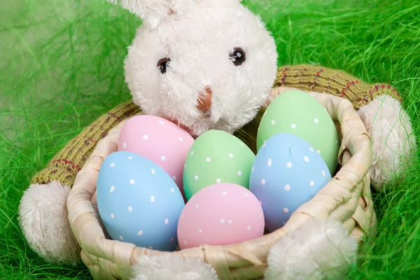 Easter basket with decorated eggs and the Easter bunny — Stock Photo, Image