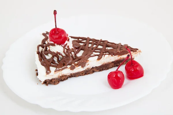 Bolo de chocolate com cereja — Fotografia de Stock