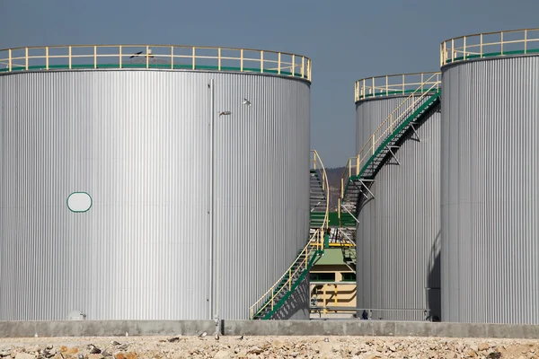 Grote tanks voor benzine en olie — Stockfoto