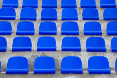 Futbol stadyumunda plastik mavi koltuklar