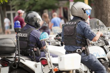Bisikletli iki polis memuru.