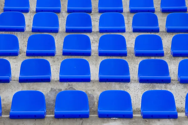 Plastic blauwe stoelen op voetbalstadion — Stockfoto