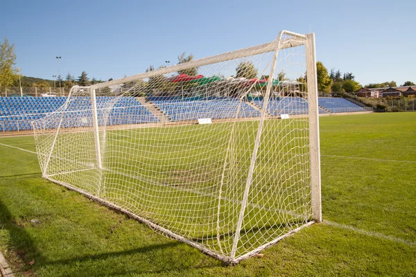 Piłka nożna netto cel piłki nożnej zielona trawa — Zdjęcie stockowe