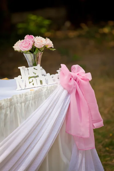 Frisch verheiratetes Zeichen mit einem Strauß Rosen und rosa Schleife — Stockfoto