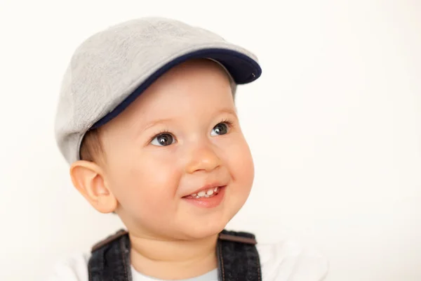 Menino feliz com chapéu — Fotografia de Stock