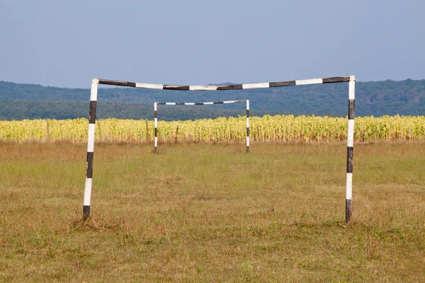 Drewniana bramka piłkarska na opuszczonym boisku piłkarskim — Zdjęcie stockowe