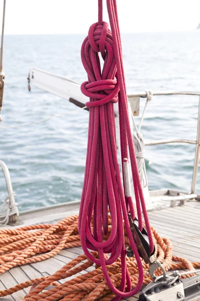 Aanleggen van touw gebonden op boot — Stockfoto