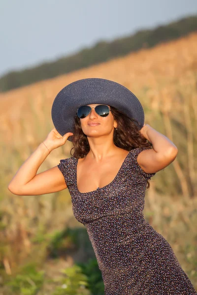 Portrait of a young smiling woman with hat and sunglasses. — Stock Photo, Image