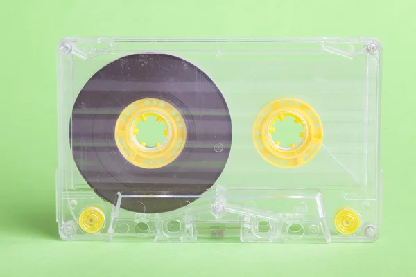 Audio cassette op groene achtergrond — Stockfoto