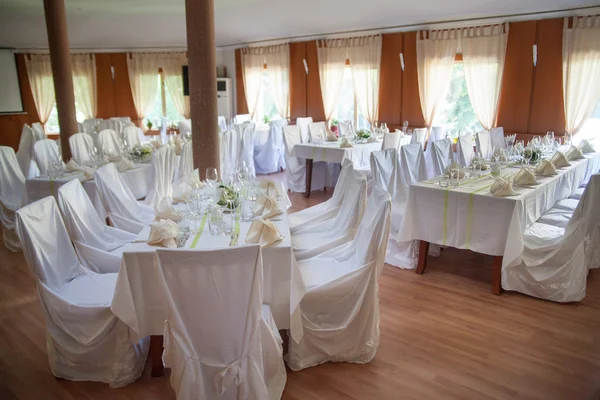 Tavoli da sposa decorati nel ristorante — Foto Stock