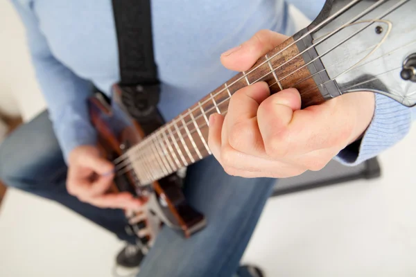 Iskambil gitar çalan — Stok fotoğraf