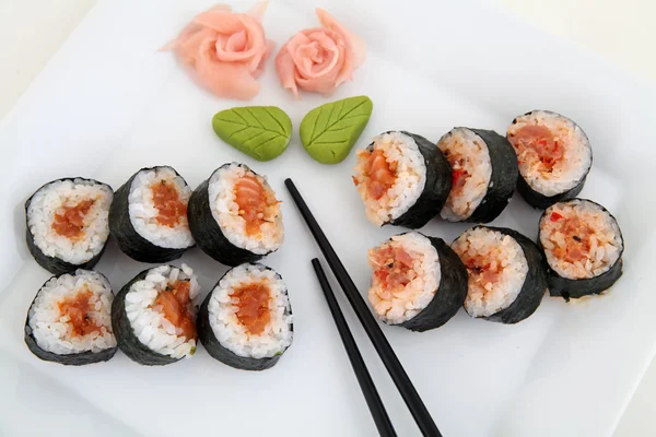 Sushi na białej tablicy. Tradycyjne japońskie sushi rolki — Zdjęcie stockowe