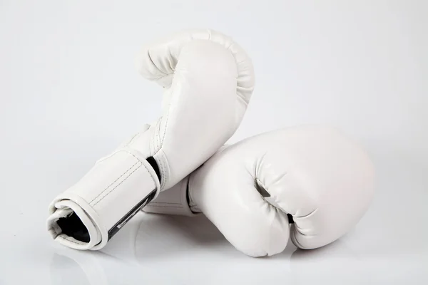 Белые боксерские перчатки — стоковое фото
