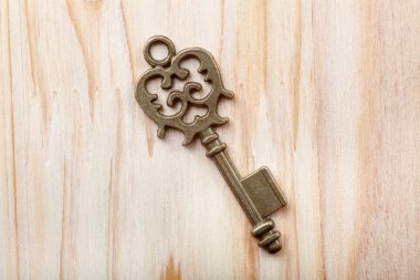 Ahşap arka planda eski anahtar