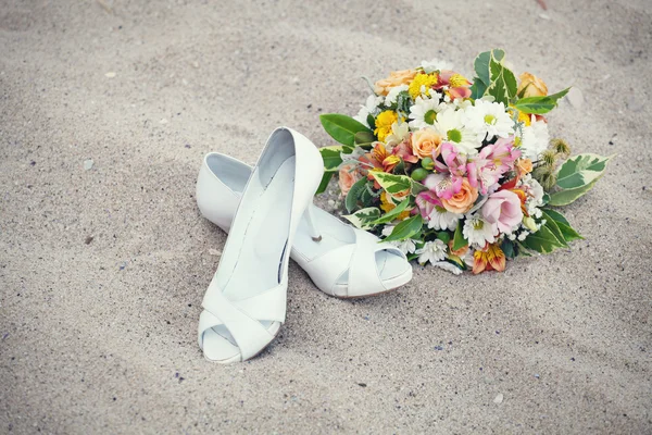 Zapatos de novia y ramo de bodas — Foto de Stock