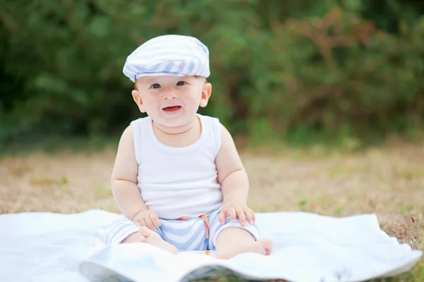 Bebé sonriente con sombrero —  Fotos de Stock