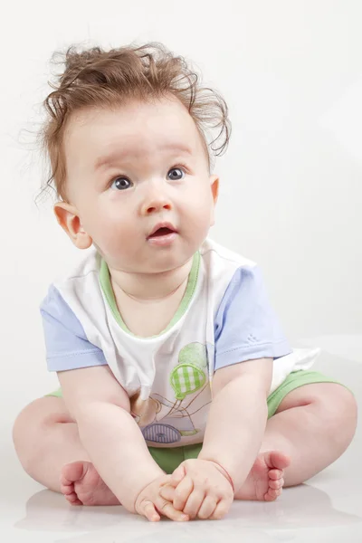 Retrato de bonito bebê de seis meses de idade com cabelo engraçado — Fotografia de Stock