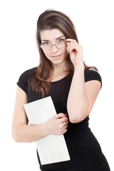 Портрет деловой женщины с бумажной папкой, изолированный на белом — стоковое фото