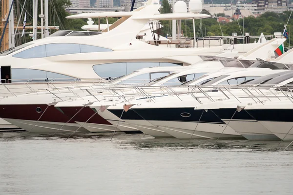 Moored luxury yachts stand on an anchor — Stock Photo, Image