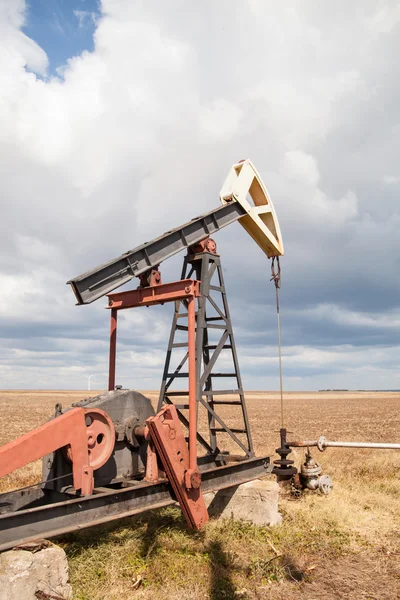 Olejové čerpadlo, zamračená obloha — Stock fotografie