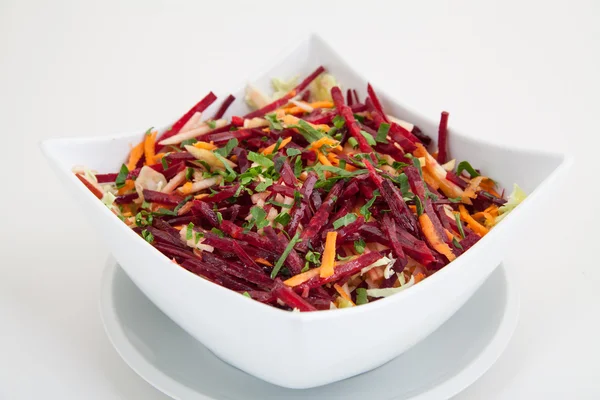 Салат из свежей свеклы и моркови в белой тарелке — стоковое фото