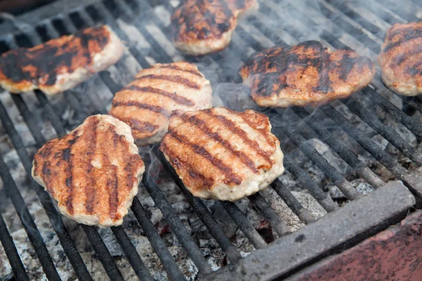 Grilla kött bollar på grillen — Stockfoto