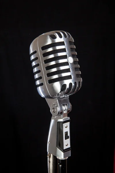 Microfone vintage sobre fundo preto — Fotografia de Stock