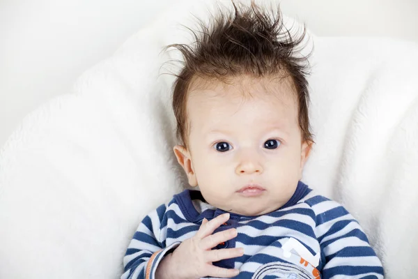 Retrato de bebé de cuatro semanas de edad con el pelo divertido — Foto de Stock