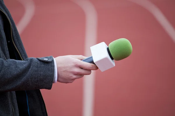 Reportero sosteniendo micrófono para entrevista — Foto de Stock