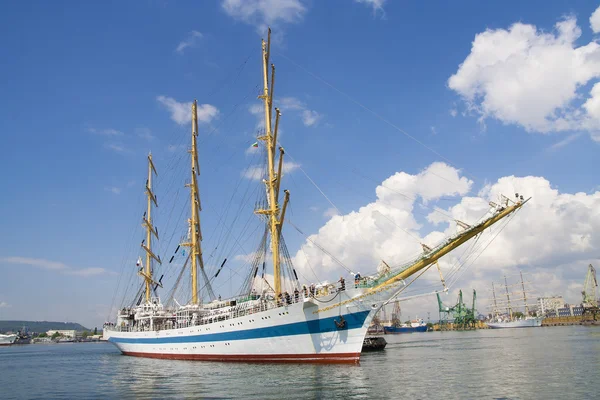 Gamla segelfartyg i hamnen — Stockfoto