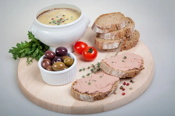 Plate with slices of bread with home made pate, decorated with vegetables — Stock Photo, Image
