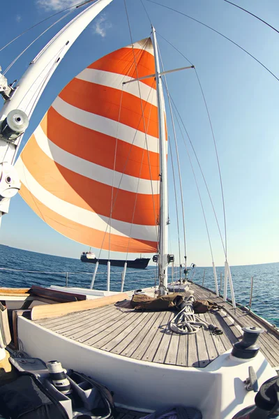 Barco à vela na água. Iatismo — Fotografia de Stock