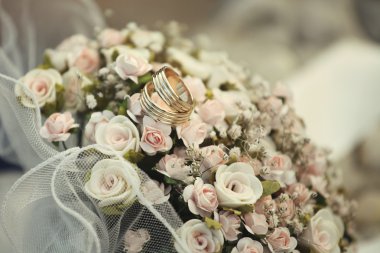 Bir buketteki alyanslar