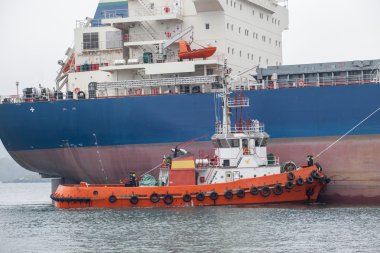 büyük gemi limanda yardımcı kırmızı römorkör tekne