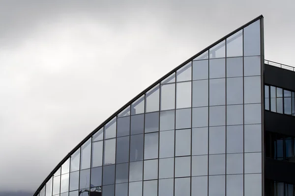 Skleněná stěna kancelářských budov, moderního skla siluety — Stock fotografie