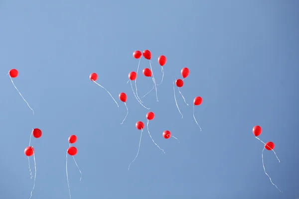 Viele rote Luftballons am Himmel — Stockfoto