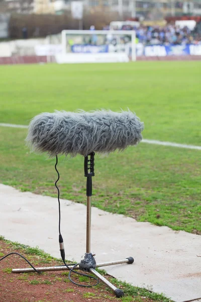 Grande microfone boom para tv em um estádio de futebol — Fotografia de Stock