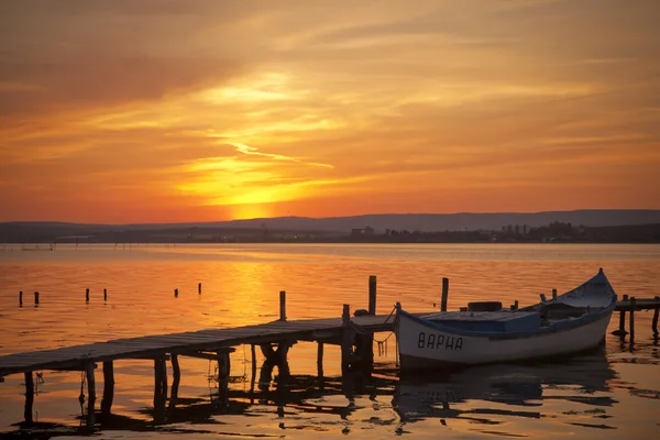 Vieux bateau au coucher du soleil sur le lac Varna — Photo