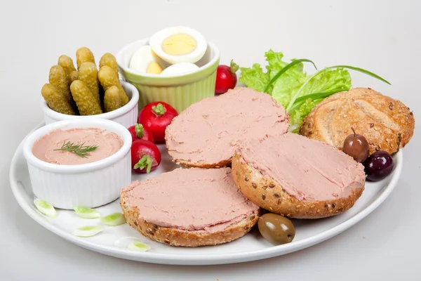 Plaat met sneetjes brood met huisgemaakte pate, groenten en eieren — Stockfoto