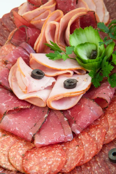 Plato de salami, carne delicatessen —  Fotos de Stock