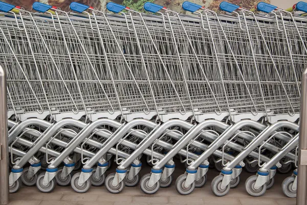 Carrinhos de compras vazios no grande supermercado — Fotografia de Stock