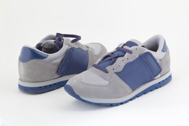 Çift beyaz zemin üzerine mavi spor ayakkabı