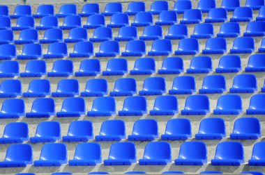 Futbol stadyumunda plastik mavi koltuklar