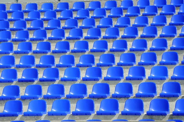 Πλαστικά μπλε καθίσματα στο γήπεδο ποδοσφαίρου — Φωτογραφία Αρχείου