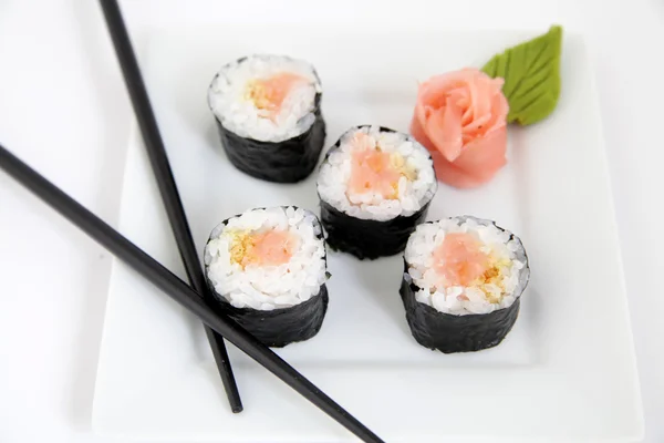 Hosomaki, salmone e tempura. Rotoli di sushi giapponesi tradizionali — Foto Stock