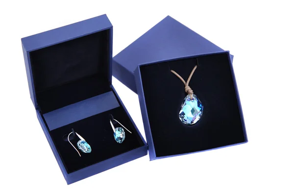 Pendentif pierre bleue et boucle d'oreille en coffret cadeau bleu isolé — Photo