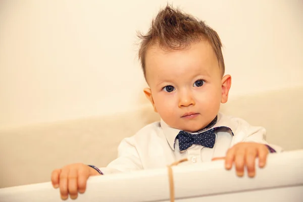 かわいい赤ちゃんの少年、派手なヘアカットと蝶ネクタイ — ストック写真