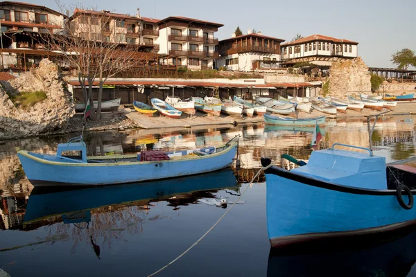 Port, nessebar, Bulgaristan Karadeniz Sahil üzerinde antik kentin eski ahşap balıkçı teknesi — Stok fotoğraf