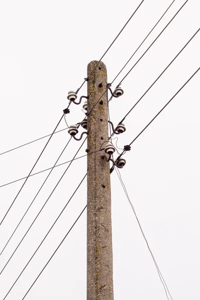 Электрический столб с проводами. Электрораспределение — стоковое фото